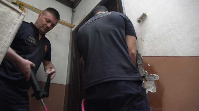 Ev sahibi kapıyı dışarıdan kilitledi, ekipler aileyi kurtarmak için seferber oldu! Çelik kapı, balyozu bile kırdı Ev sahibi kapıyı dışarıdan kilitledi, ekipler aileyi kurtarmak için seferber oldu! Çelik kapı, balyozu bile kırdı