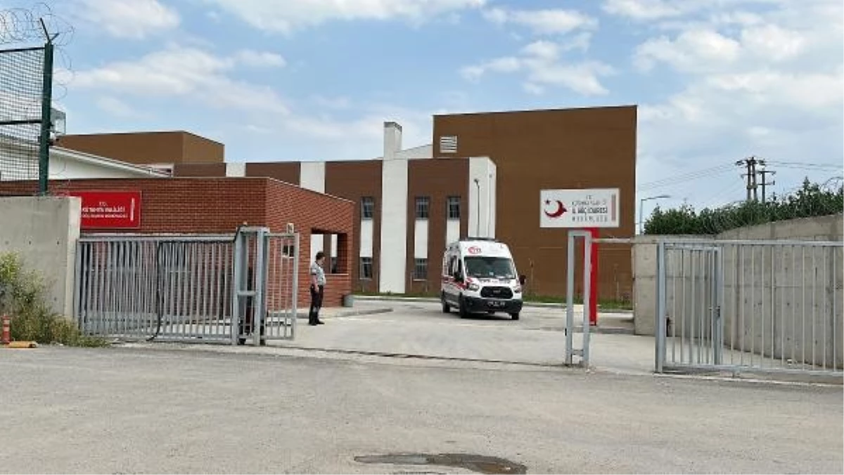 Kütahya\'da Geri Gönderme Merkezinde 12 Yabancı Uyruklu Kişi Zehirlenme Şüphesiyle Hastaneye Kaldırıldı