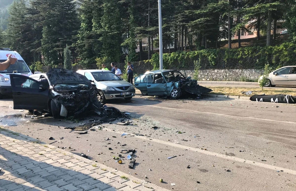 Isparta\'da Otomobil Kazası: 1 Ölü, 2 Ağır Yaralı
