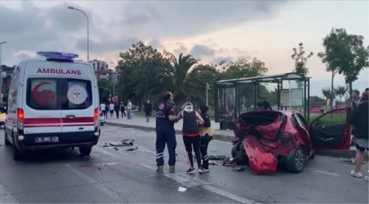 Kadıköy\'de park halindeki otomobile çarpan araçta 2 kişi yaralandı