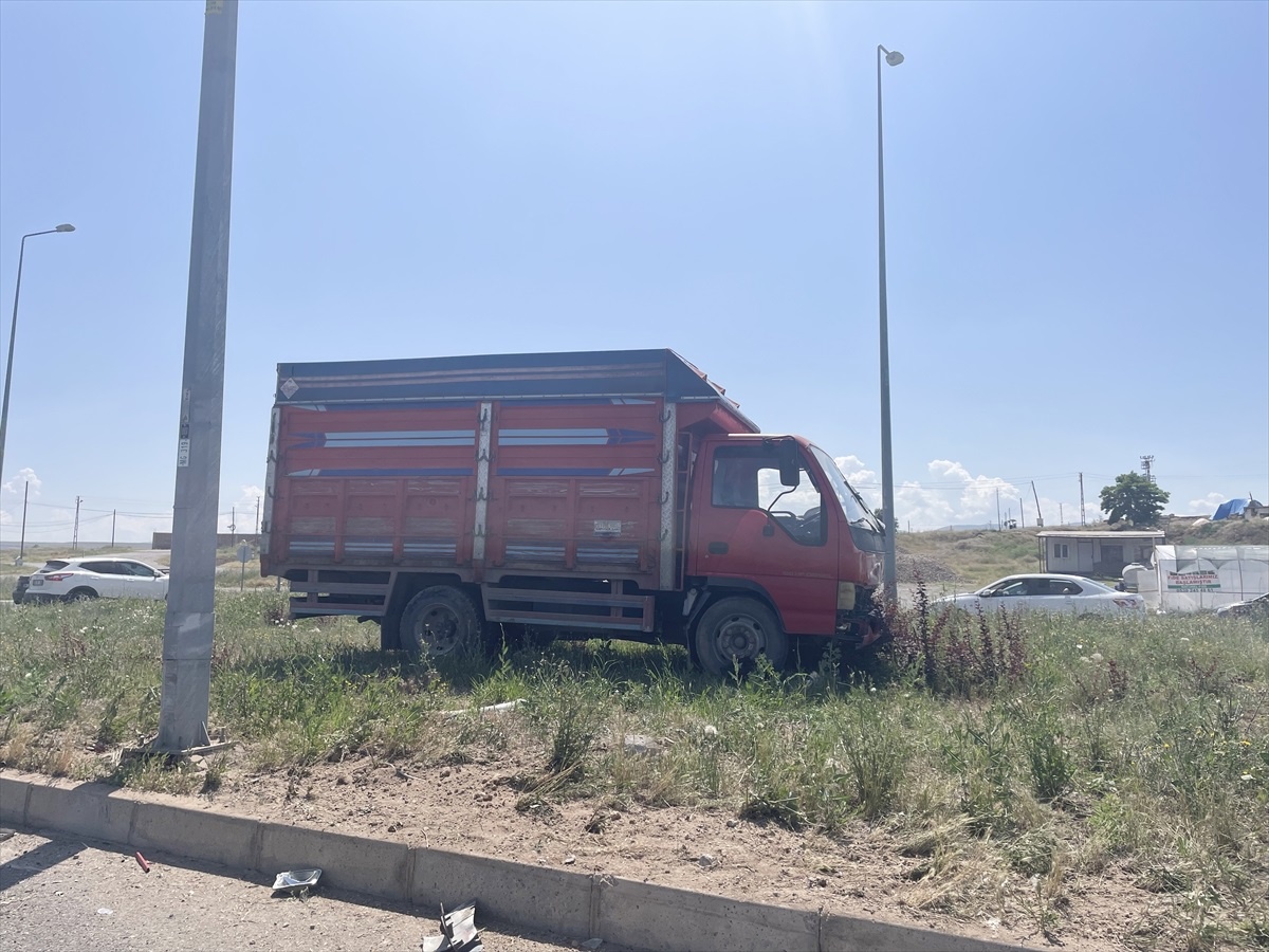 Kayseri\'de Minibüs ile Kamyonet Çarpıştı: 1 Ölü, 14 Yaralı