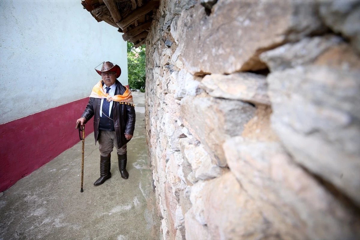 84 yaşındaki Nihat Birgün, Yörük kıyafetlerini üzerinden çıkarmıyor