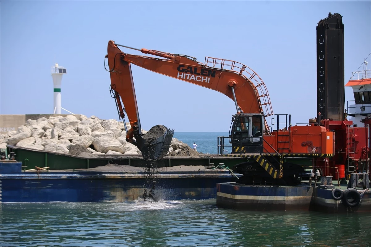 Kıyıköy Limanı\'nda Kum Adacıkları Temizleniyor