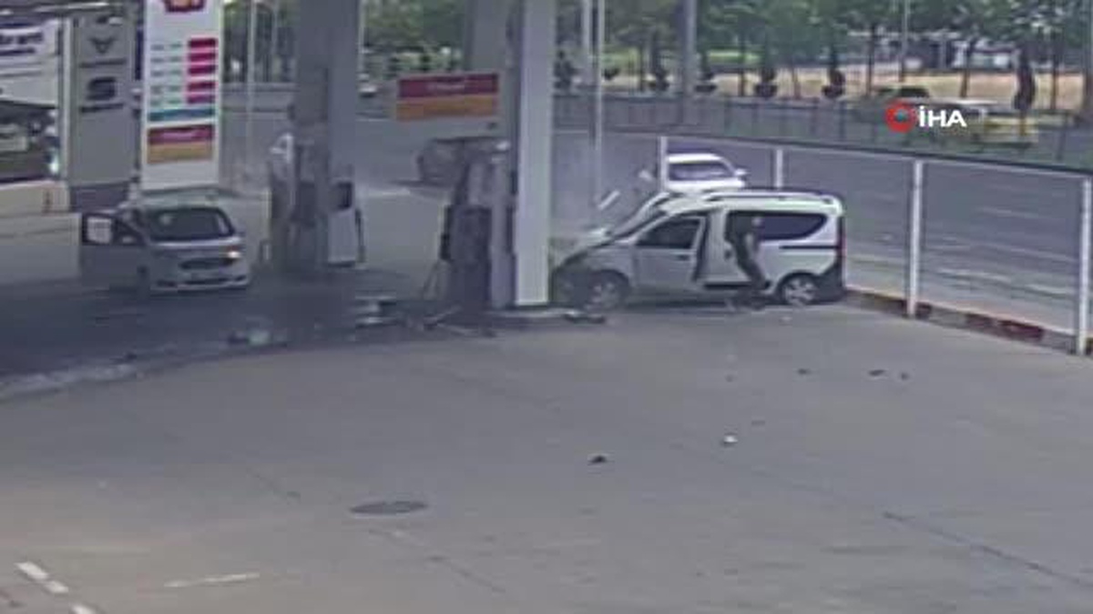 Kontrolden çıkan otomobil petrol istasyonuna böyle daldı