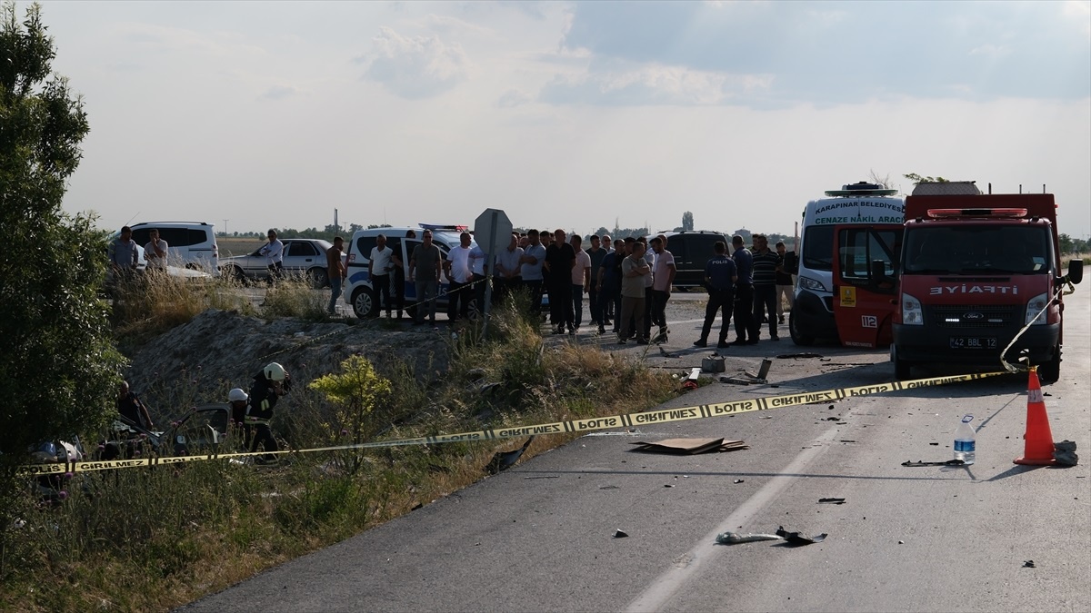 Konya\'da Tırın Dorsesine Arkadan Çarpan Otomobilde Bir Kişi Hayatını Kaybetti