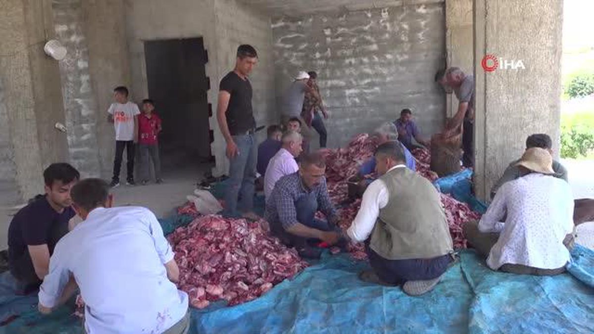 Köyde kurban eti eşit şekilde dağıtılıyor