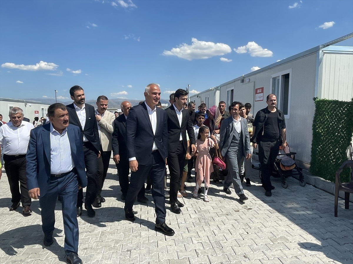 Kültür ve Turizm Bakanı Mehmet Nuri Ersoy, LGS\'de tam puan alan öğrencilere hediyeler verdi