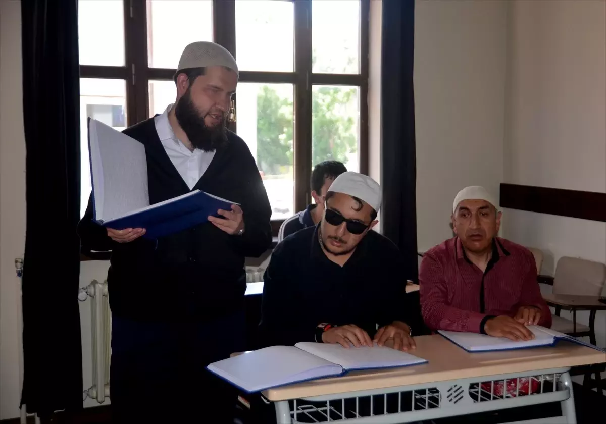 Görme engelli hafız Taha Aslan, Braille alfabesiyle Kur\'an-ı Kerim öğretiyor