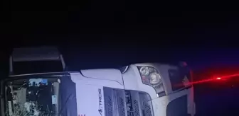 Sarıgöl'de Yakıt Tankeri Devrildi: 3 Yaralı