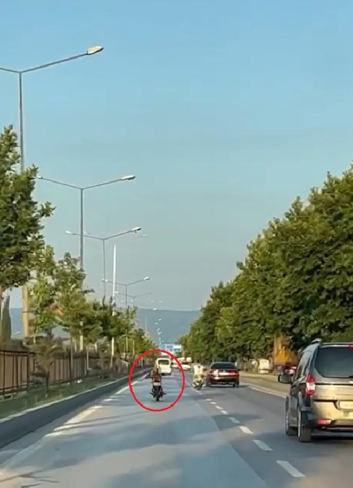 İnegöl\'de kasksız sürücü motosikletini yüzüstü kullanıyor