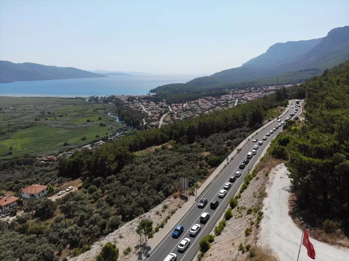 Akyaka ve Ölüdeniz\'de Bayram Tatili Nedeniyle Uzun Araç Kuyrukları Oluştu