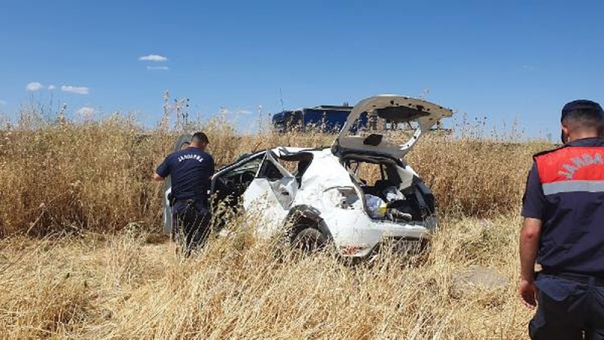 Diyarbakır\'da Otomobil Şarampole Devrildi: 4 Yaralı