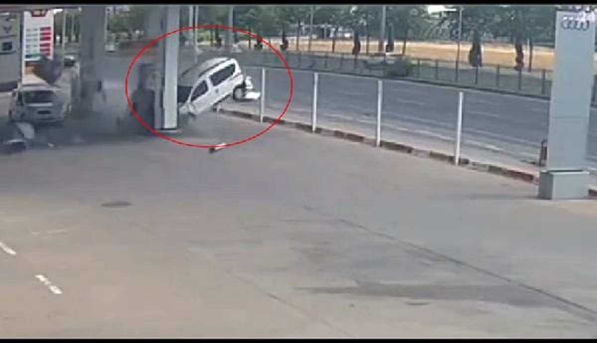 Diyarbakır\'da otomobil akaryakıt istasyonuna daldı: 5 yaralı