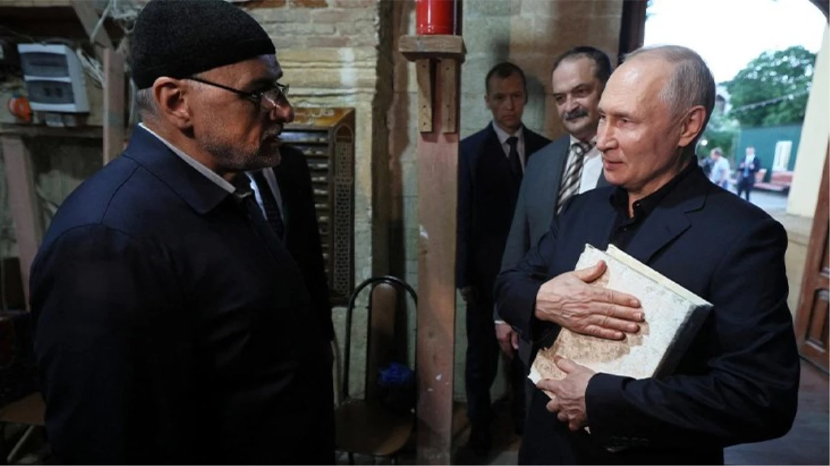 Putin, Rusya\'daki en eski camiyi ziyaret etti! Kendisine Kur\'an-ı Kerim hediye edildi: İnsanların dini duygularına saygı göstermiyorlar