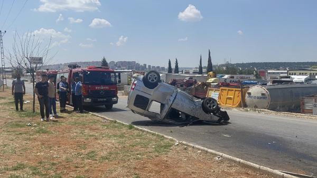 Gaziantep\'te Hafif Ticari Araç Devrildi: 4 Yaralı