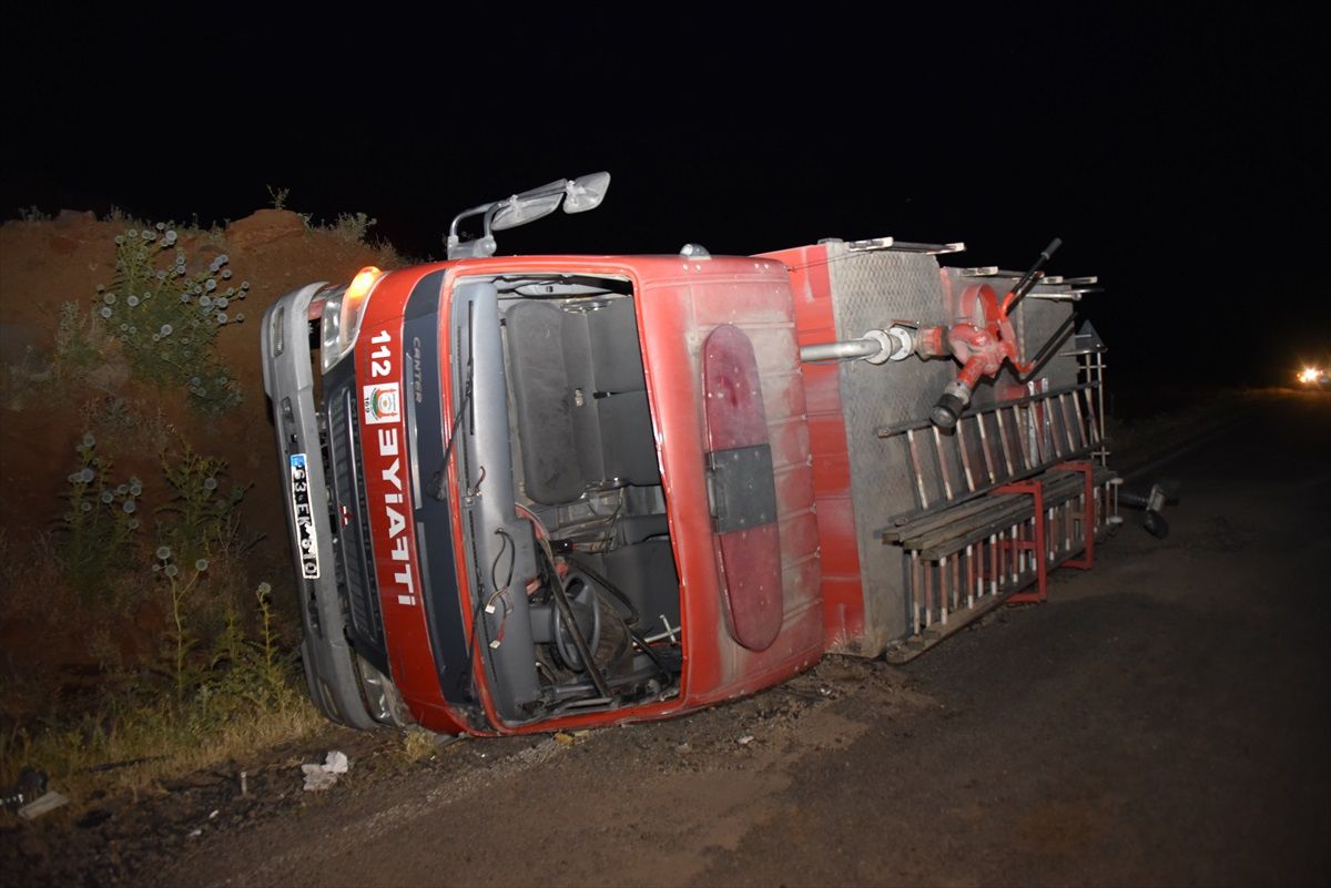 Şanlıurfa\'da yangına müdahale aracı devrildi: 3 itfaiyeci yaralandı