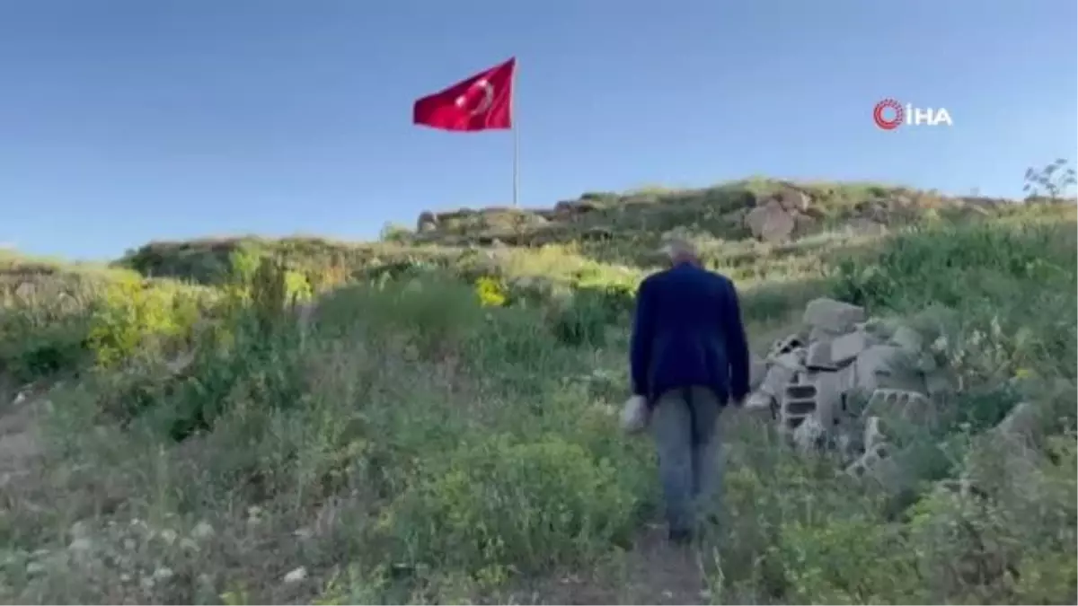 Seyit Tahir Dede\'nin hüzünlü bayrak nöbeti