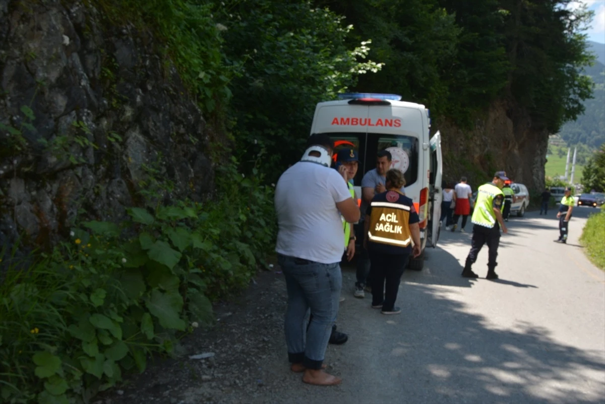 Trabzon\'da otomobil şarampole yuvarlandı: 3 kişi yaralandı