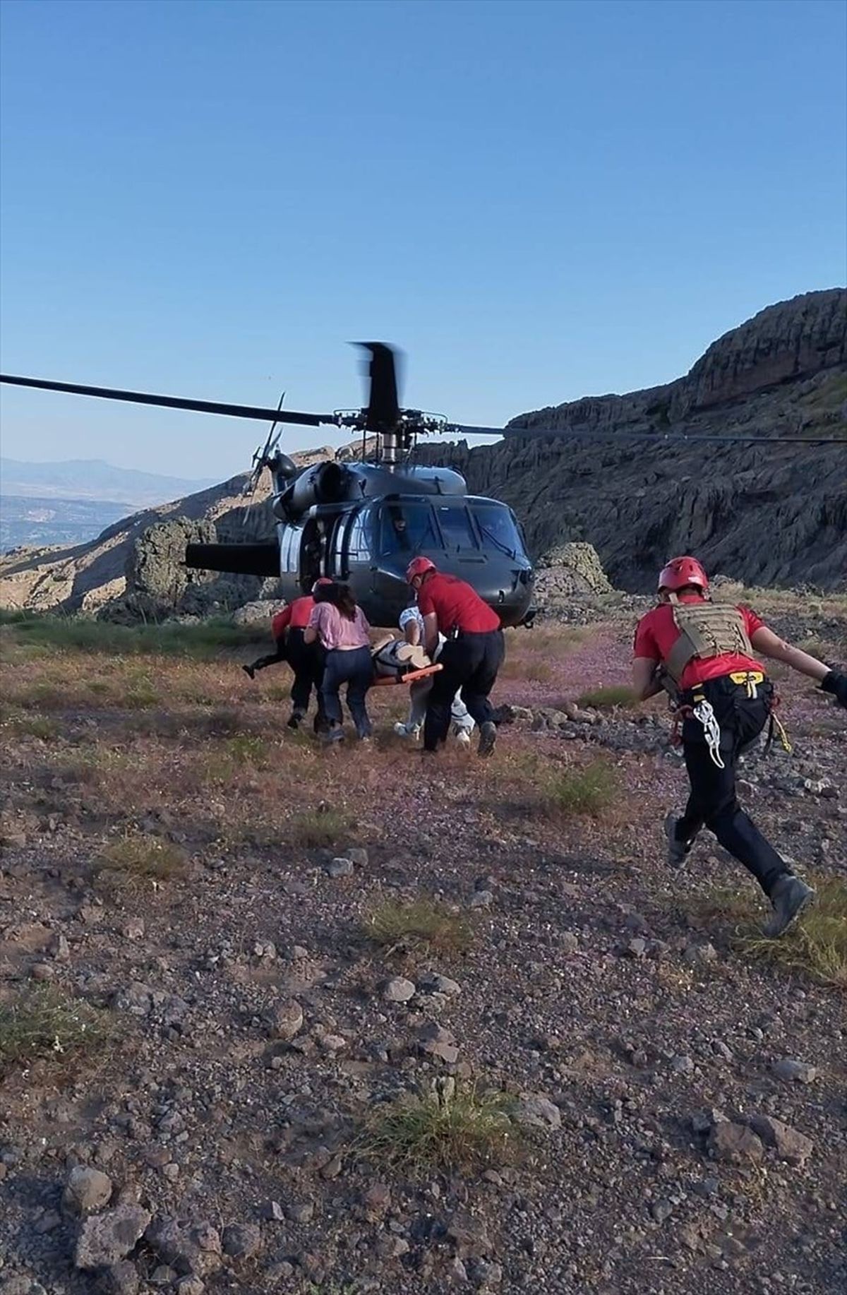 Tunceli\'de kayalıktan düşen genç kız helikopterle hastaneye kaldırıldı