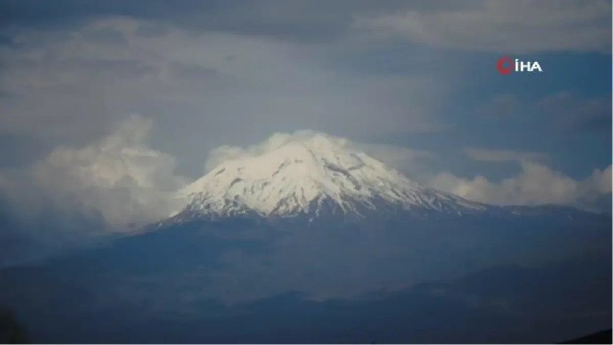 Türkiye'nin doğu ucunda yükselen Ağrı Dağı heybetiyle görenleri hayran bırakıyor