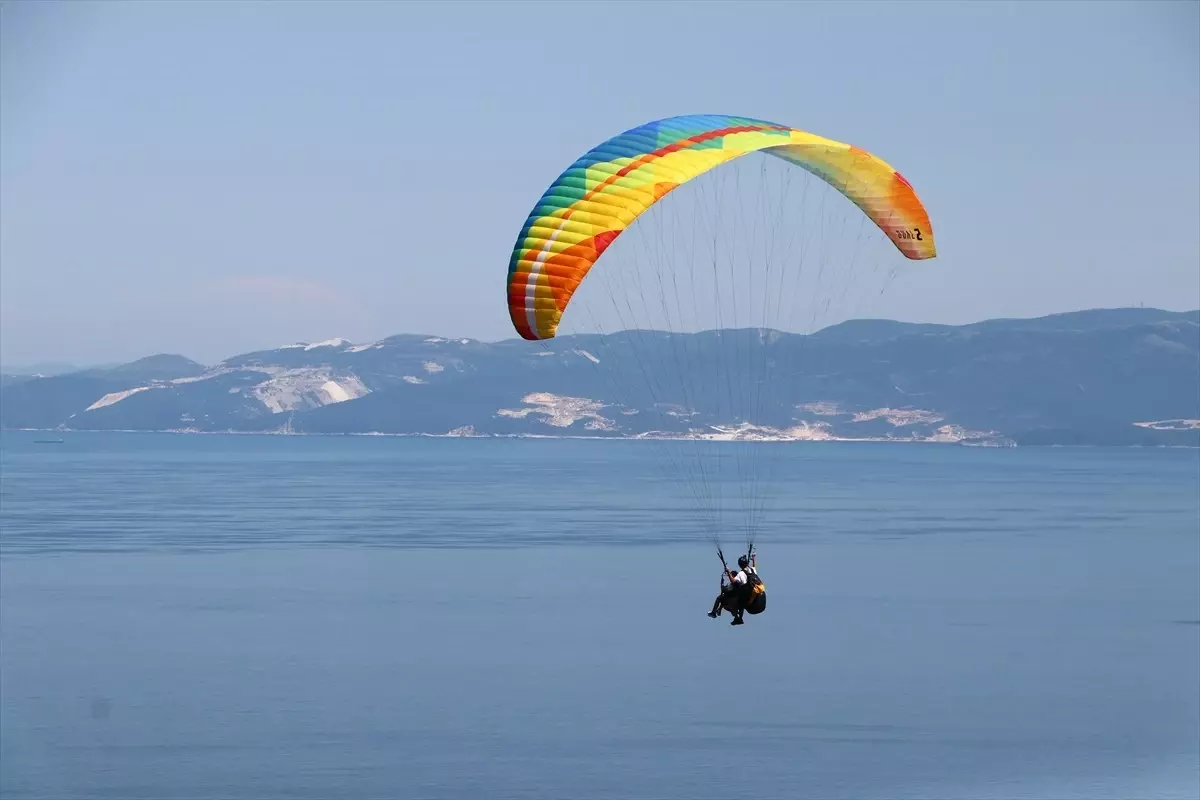 Uçmakdere, Kurban Bayramı\'nda paraşüt tutkunlarının uğrak yeri oldu