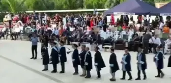 4 yıllık üniversiteyi 2,5 yılda bitirdi, 56 yaşında kep attı