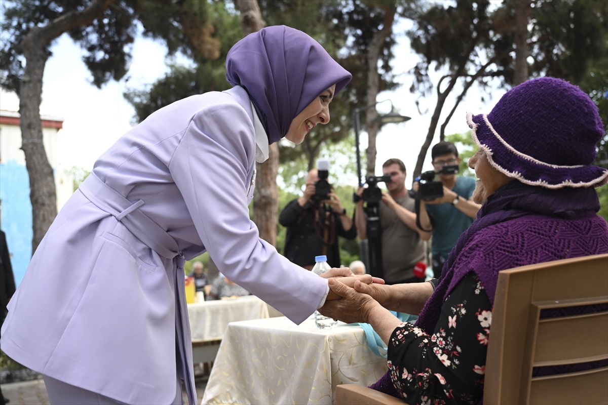 Aile ve Sosyal Hizmetler Bakanı Mahinur Özdemir Göktaş, Bahçelievler Huzurevi sakinleriyle bayramlaştı