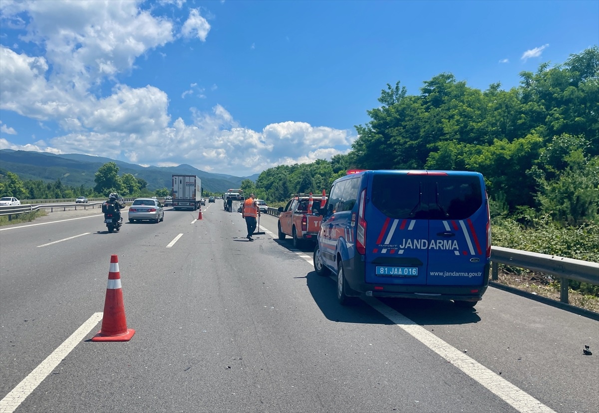 Anadolu Otoyolu\'nda oto kurtarıcıya çarpan otomobildeki aile yaralandı