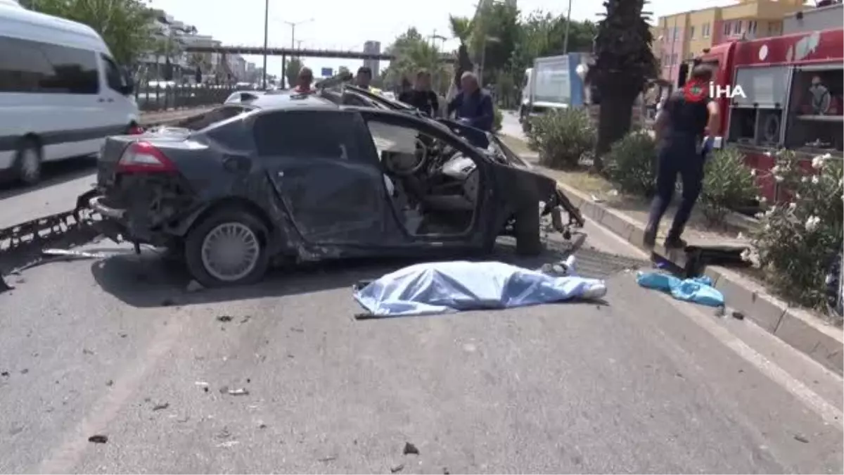 Antalya\'da feci kaza: Kontrolden çıkan otomobil karşı şeritteki otomobille çarpıştı: 2 ölü, 3 yaralı