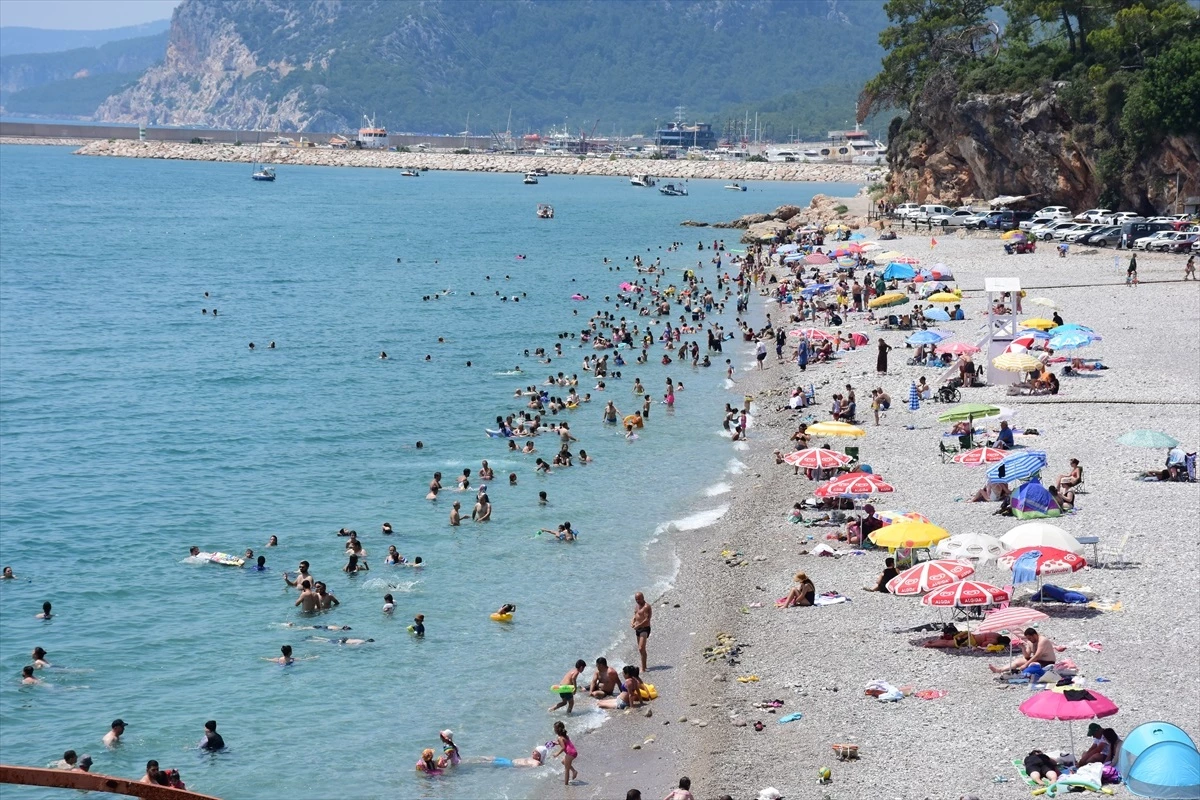 Antalya\'da Kurban Bayramı\'nda Tatilciler Sahillerde Yoğunluk Oluşturdu