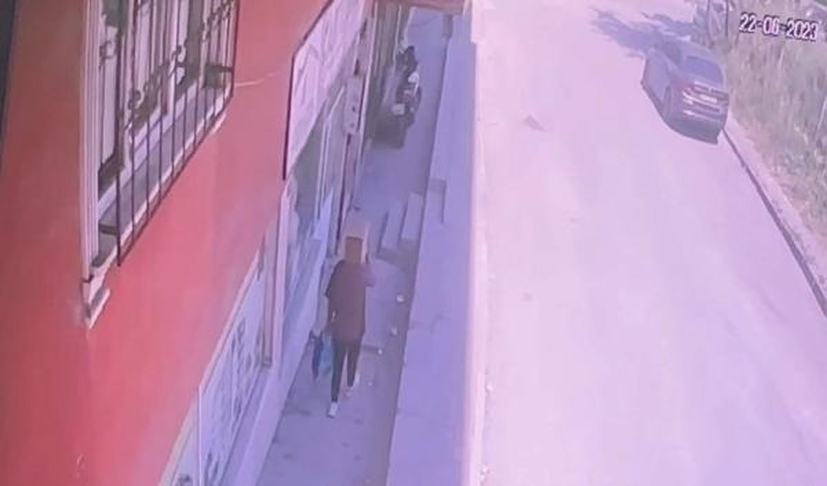 Arnavutköy\'de Hırsız, Başına Kutu Geçirerek Bisiklet Çaldı