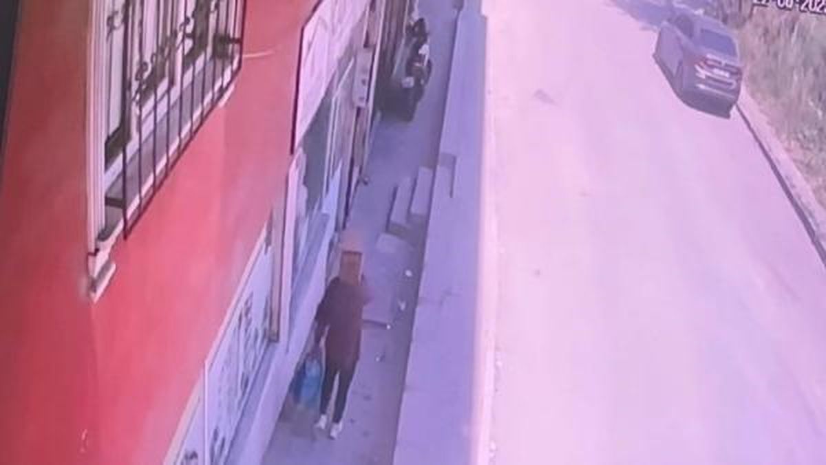 Arnavutköy\'de Hırsız, Başına Kutu Geçirerek Bisiklet Çaldı