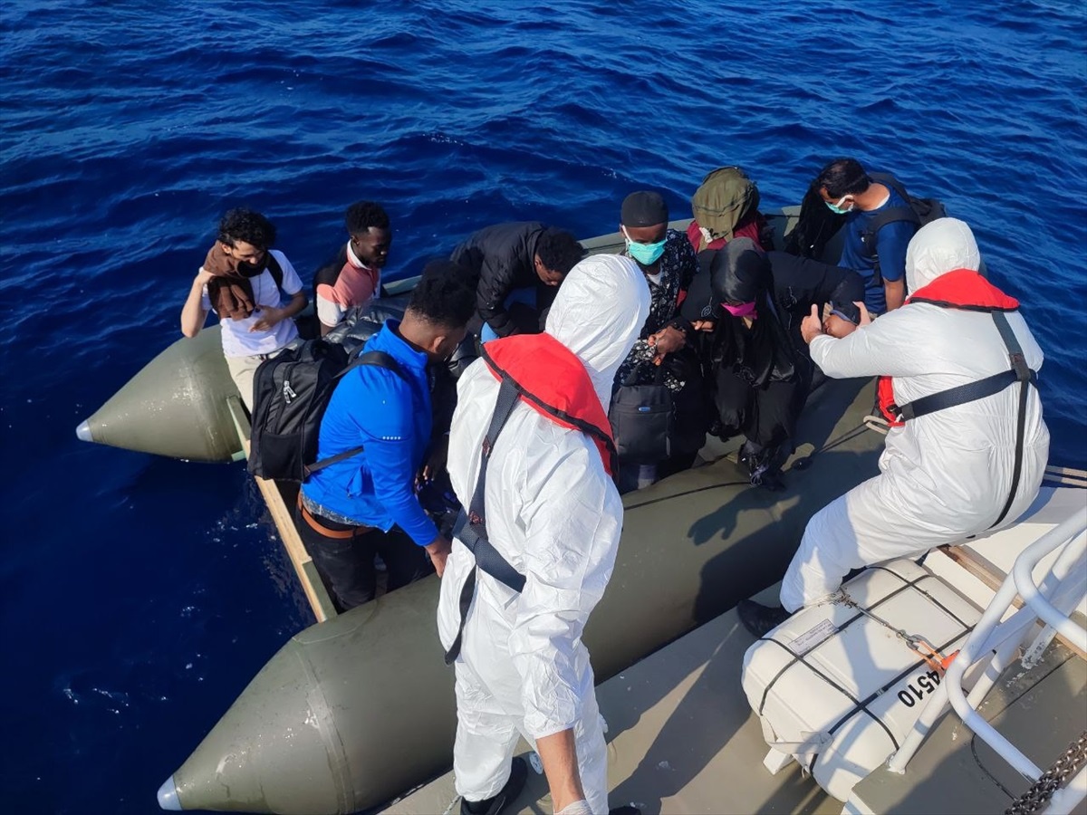 Ayvalık açıklarında geri itilen 65 düzensiz göçmen kurtarıldı