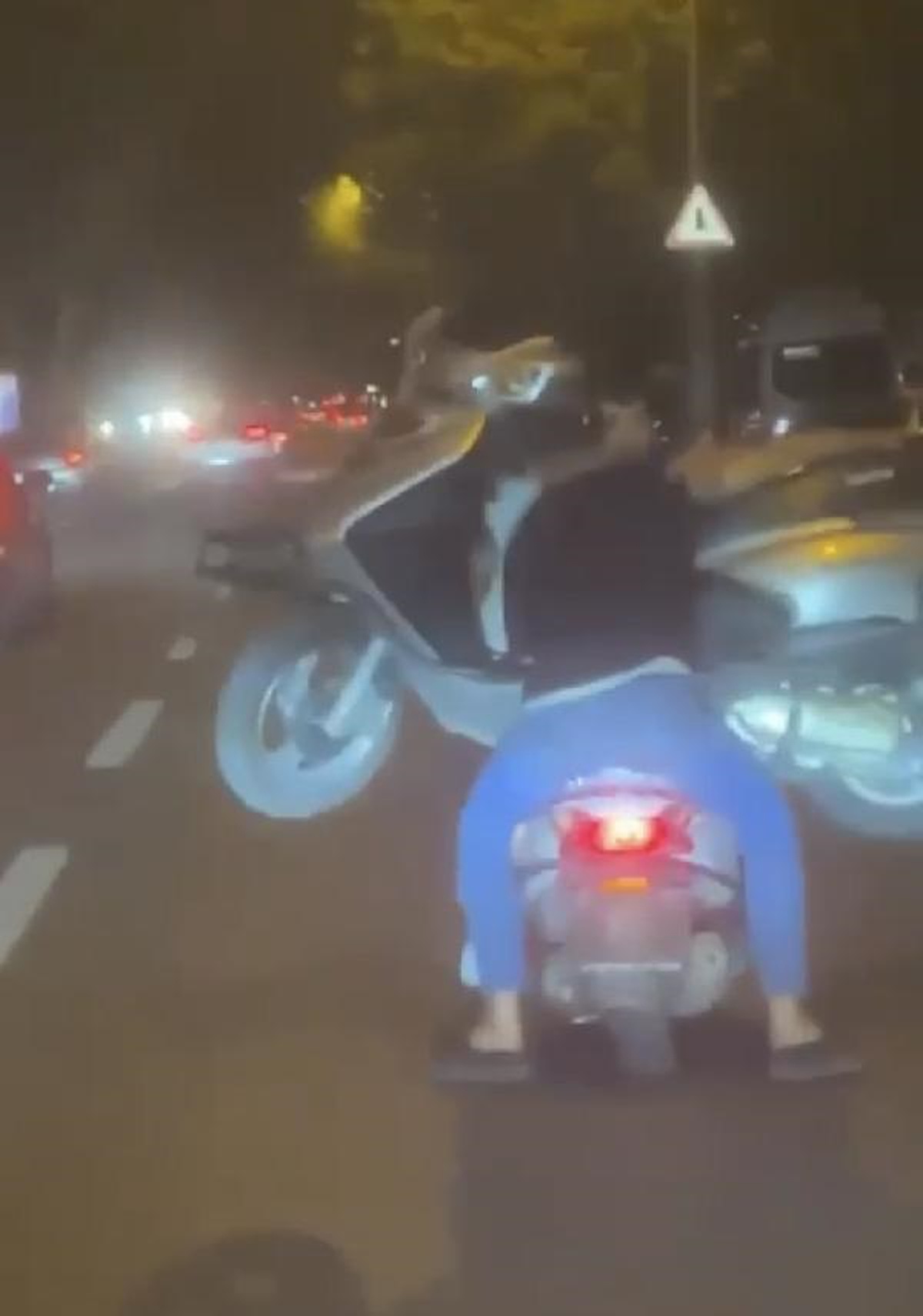 Bakırköy\'de İnanılmaz Görüntüler: Motosikletin Üstüne Motosiklet Yükleyip Yolculuk Yaptılar