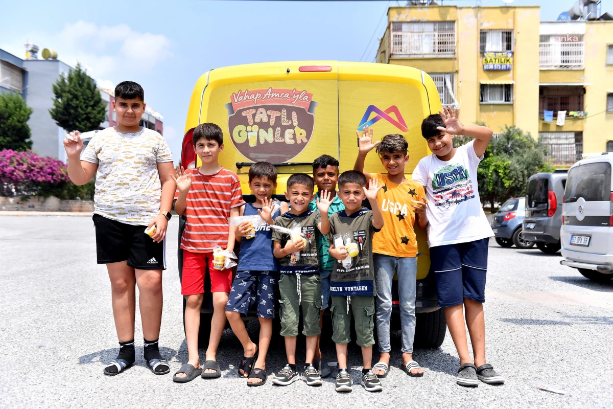 Mersin Büyükşehir Belediyesi Çocuklara Dondurma Dağıtıyor