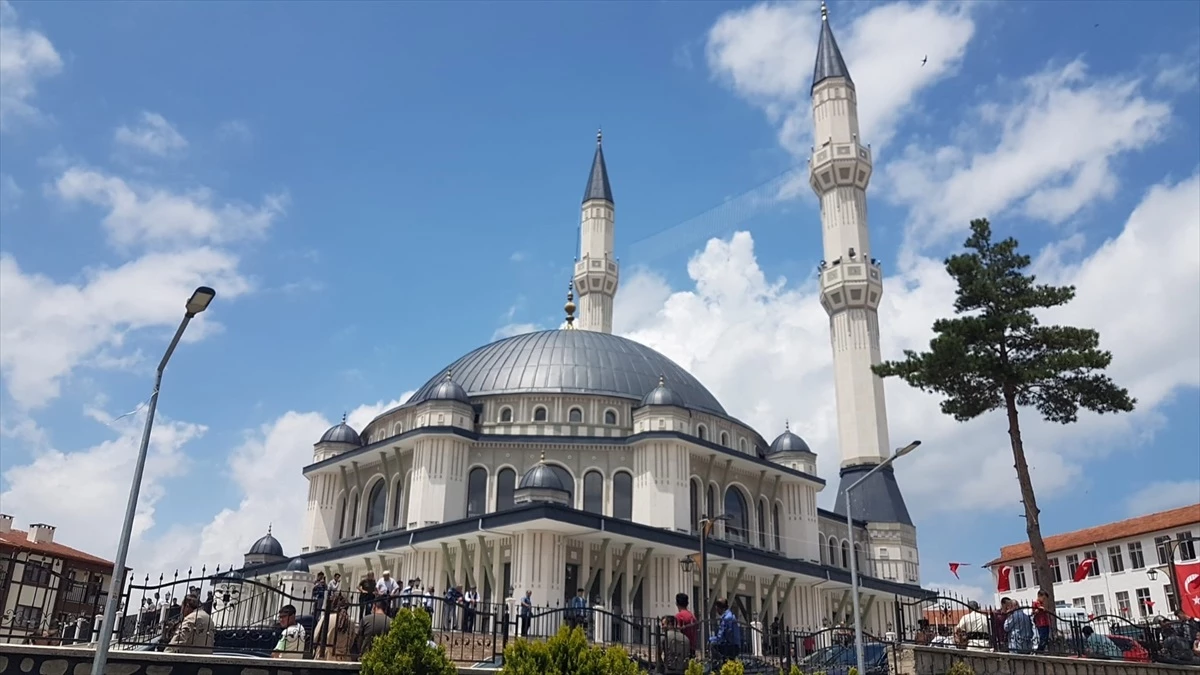 Yozgat\'ın Çekerek ilçesinde 2 bin 500 kişilik Tevhid Camisi ibadete açıldı