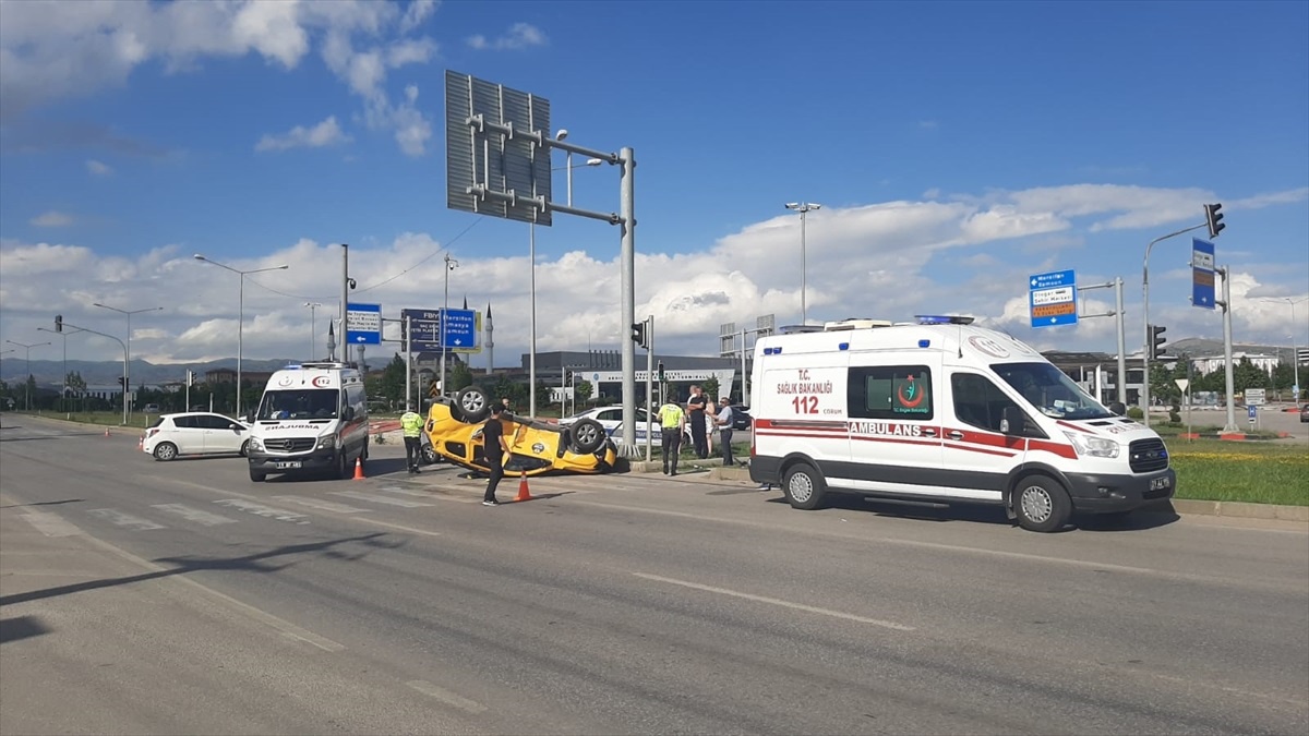 Çorum\'da taksi ile otomobilin çarpışması sonucu 4 kişi yaralandı