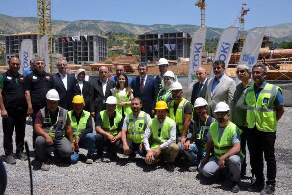 Cevdet Yılmaz, Kahramanmaraş\'ta deprem konutlarını inceledi