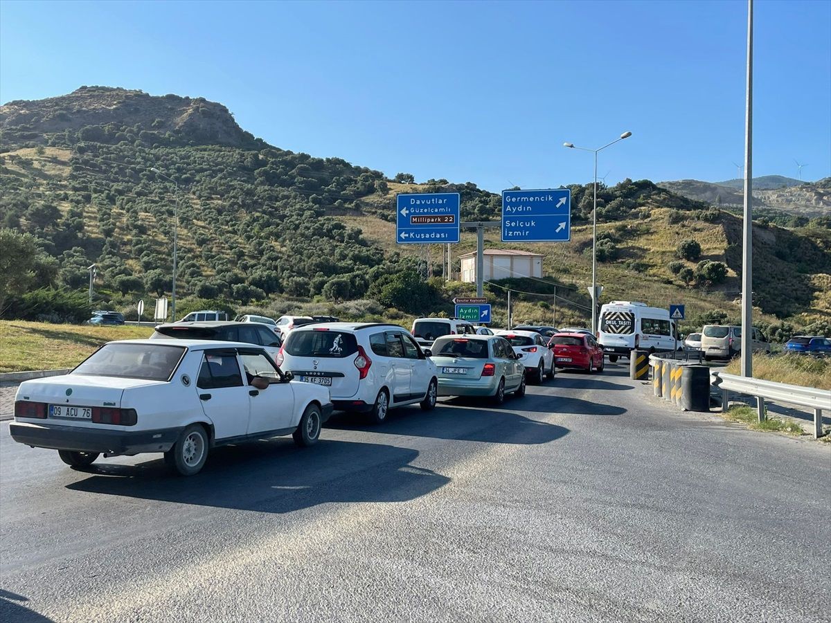 Dönüşe geçen tatilciler Söke\'de trafik yoğunluğu oluşturdu