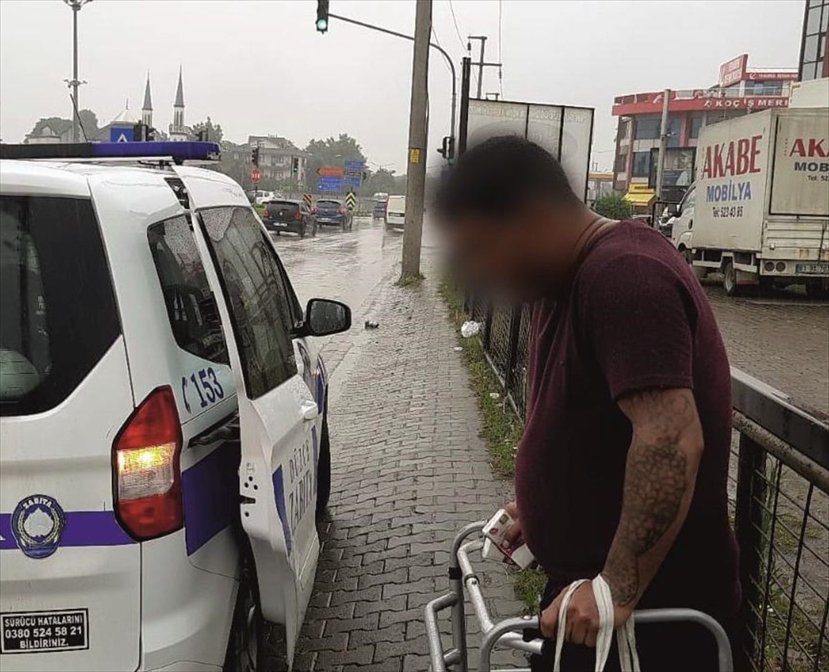Düzce\'de Engelli Rolü Yapan Dilenci Zabıta Karakolundan Yürüyerek Çıktı