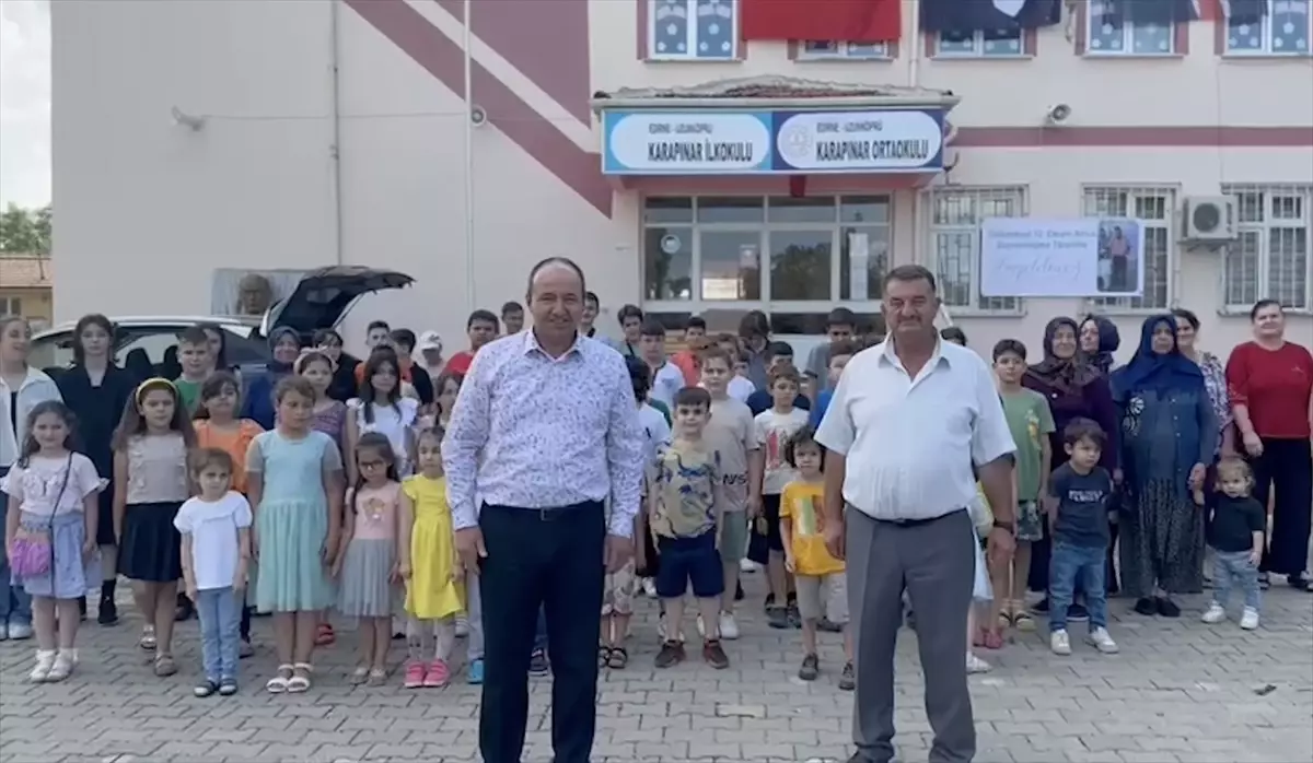 Uzunköprü\'de Çocuklara Bayram Harçlığı Dağıtıldı