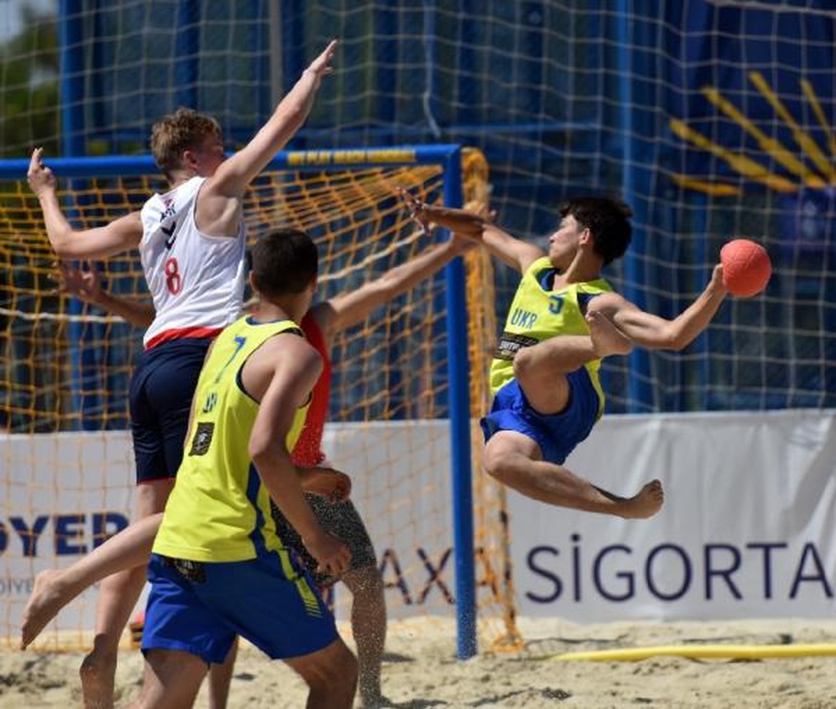 EHF Avrupa U17 Plaj Hentbolu Şampiyonları\'nda ikinci gün maçları tamamlandı