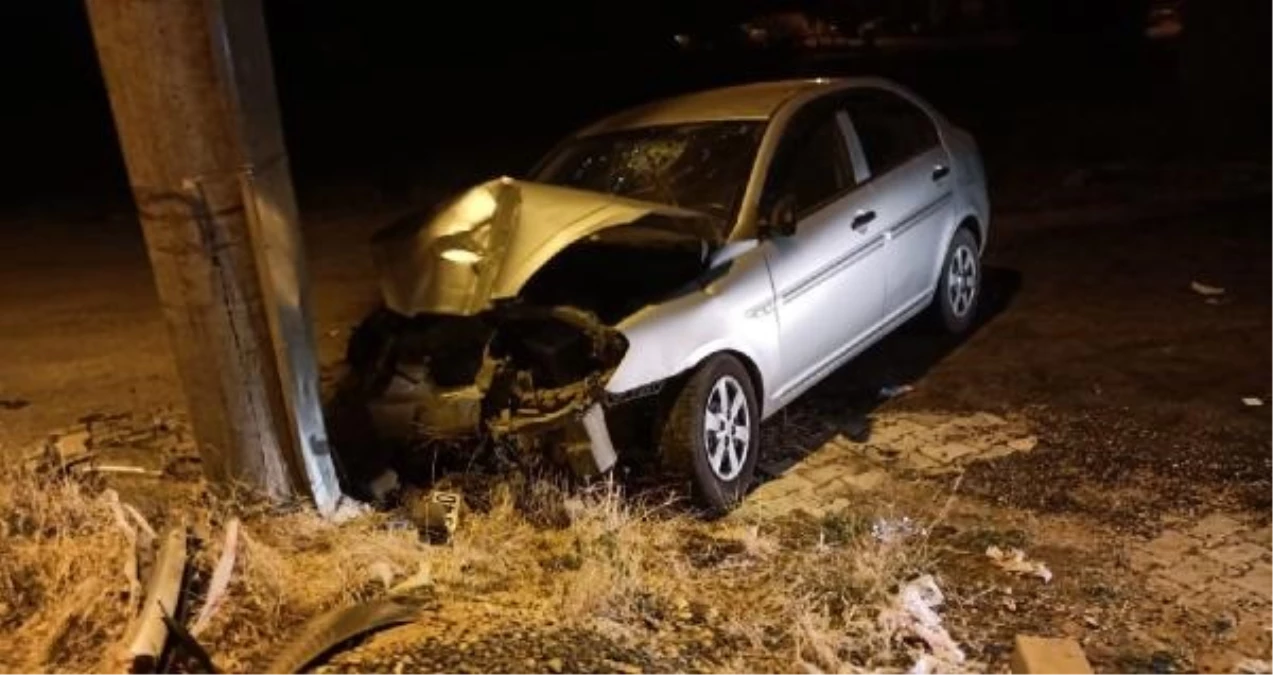 Elazığ\'da Aydınlatma Direğine Çarpan Otomobil Kazası: 1 Ölü, 5 Yaralı