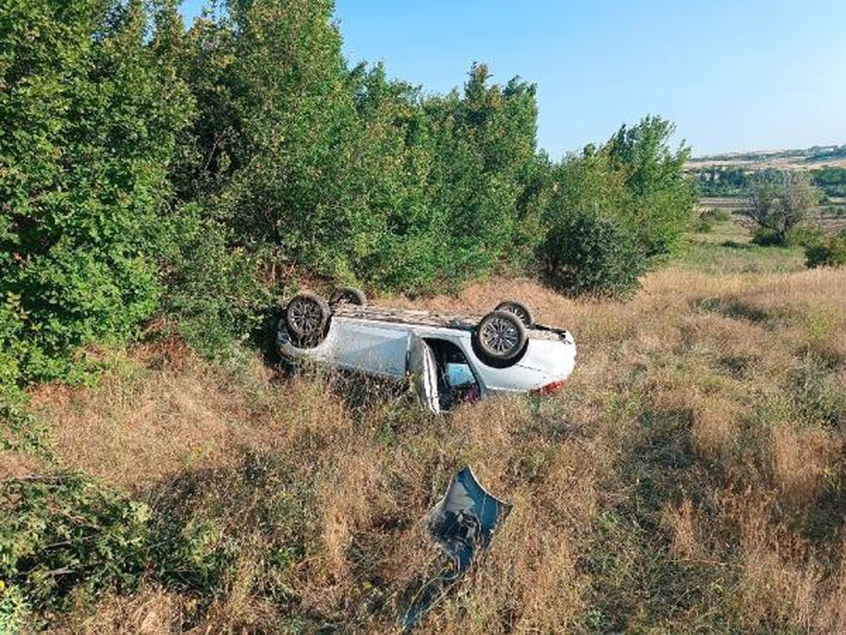 Elazığ-Malatya kara yolunda otomobil tarlaya uçtu: 4 yaralı
