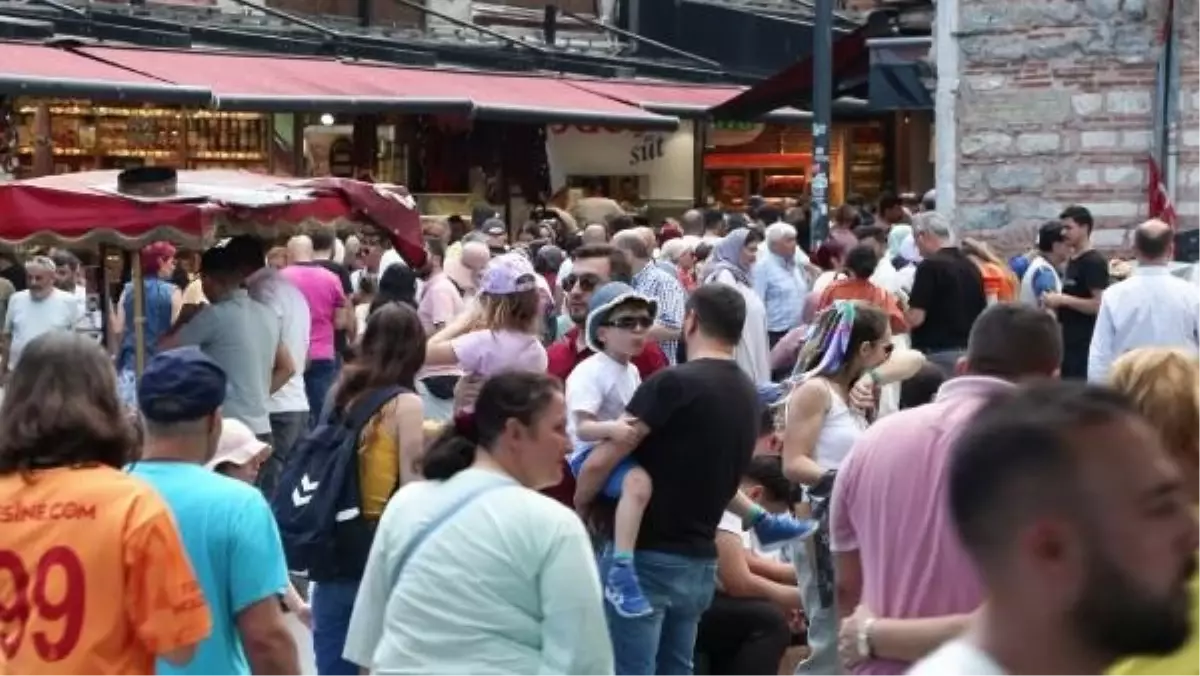 Kurban Bayramı\'nda Eminönü\'nde Yoğunluk