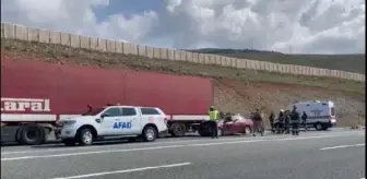 Erzincan'da İran plakalı TIR'a arkadan çarpan otomobilde 2 kişi hayatını kaybetti