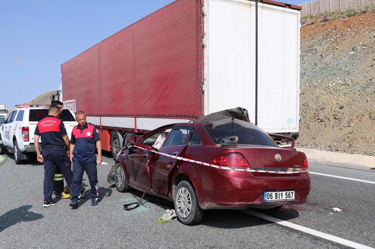 Erzincan\'da Tırın Dorsesine Çarpan Otomobilde 2 Kişi Öldü, 3 Kişi Yaralandı