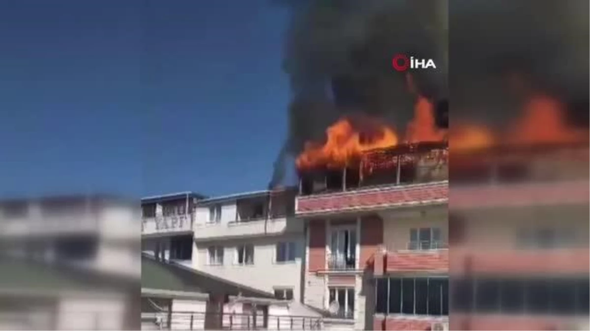 Esenyurt\'ta 5 Katlı Binadan Alevler Yükseldi: Yangın 2 Binaya Daha Sıçradı