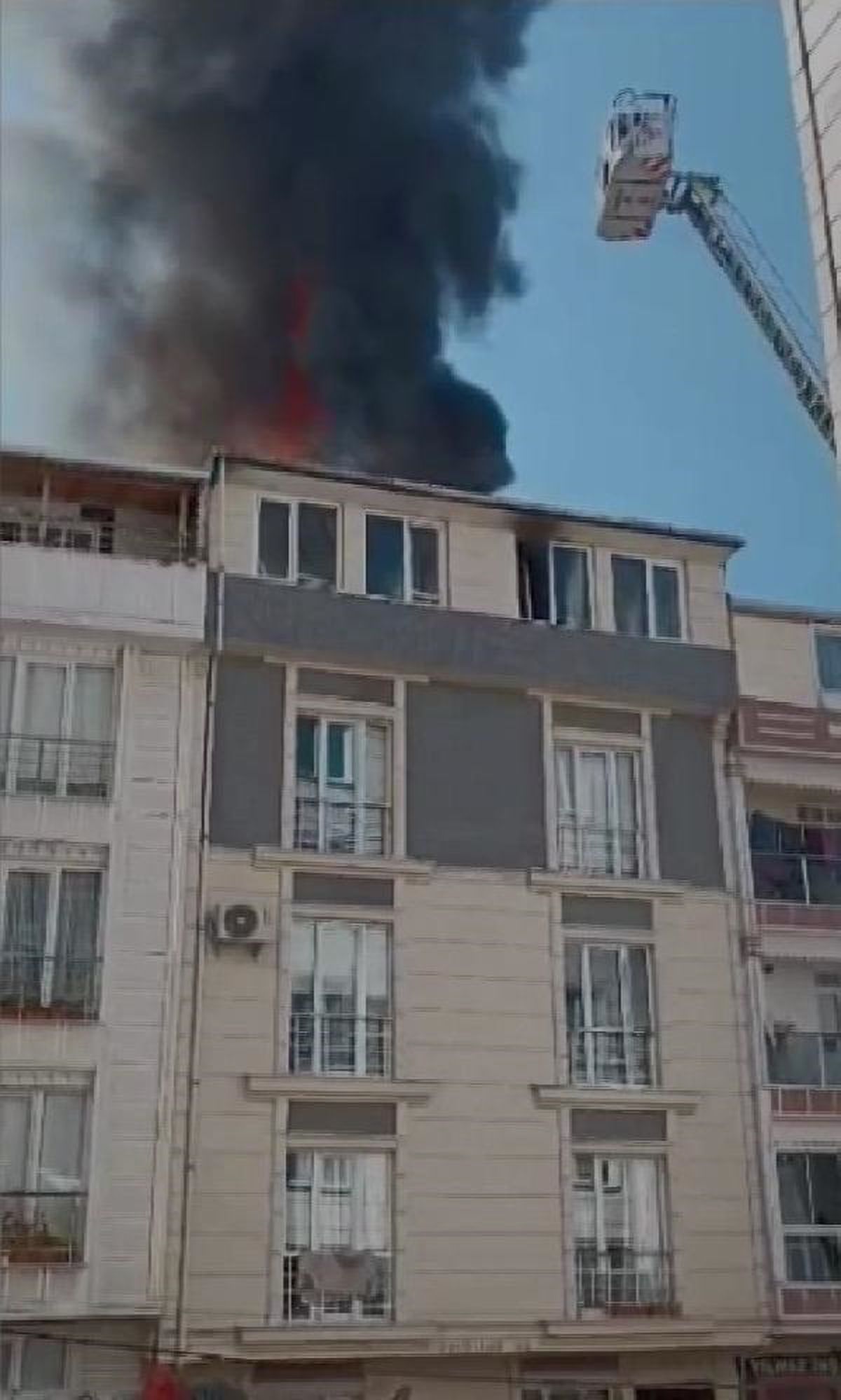 Esenyurt\'ta Çatı Katında Yangın Çıktı