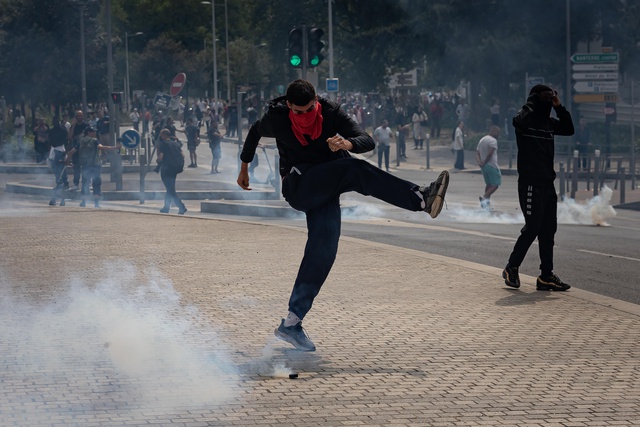 Fransa'da Polis Kurşunuyla Öldürülen 17 Yaşındaki Genç İçin Protesto Düzenlendi